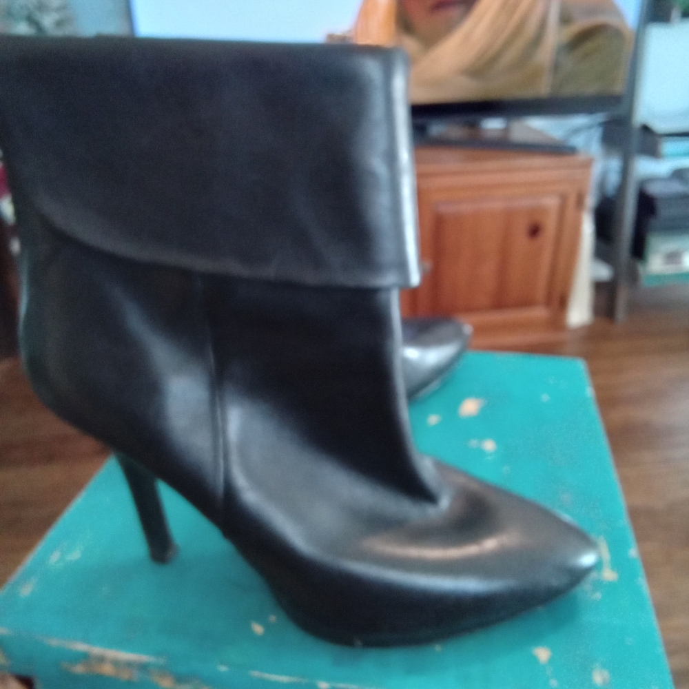 Vintage Ralph Lauren "Leola" Cuffed Black Leather Heeled Ankle Boots Size 9B